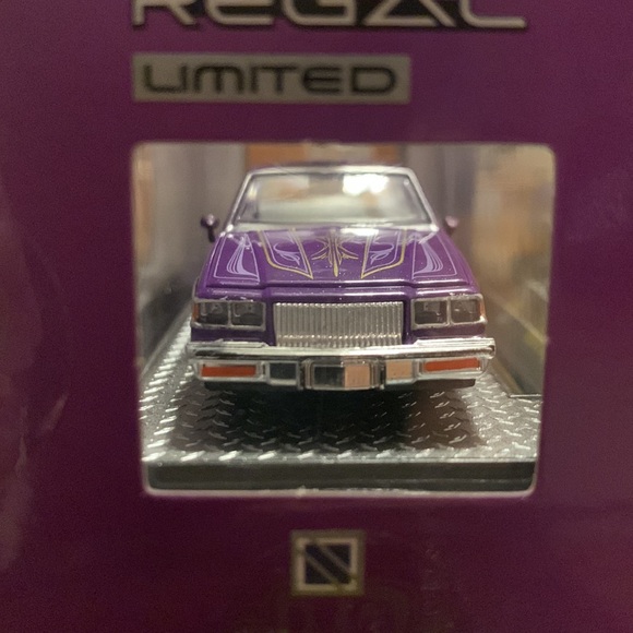2024 M2 Machines 1987 Buick REGAL Limited Lowrider S127 Purple & White interior - Picture 4 of 9
